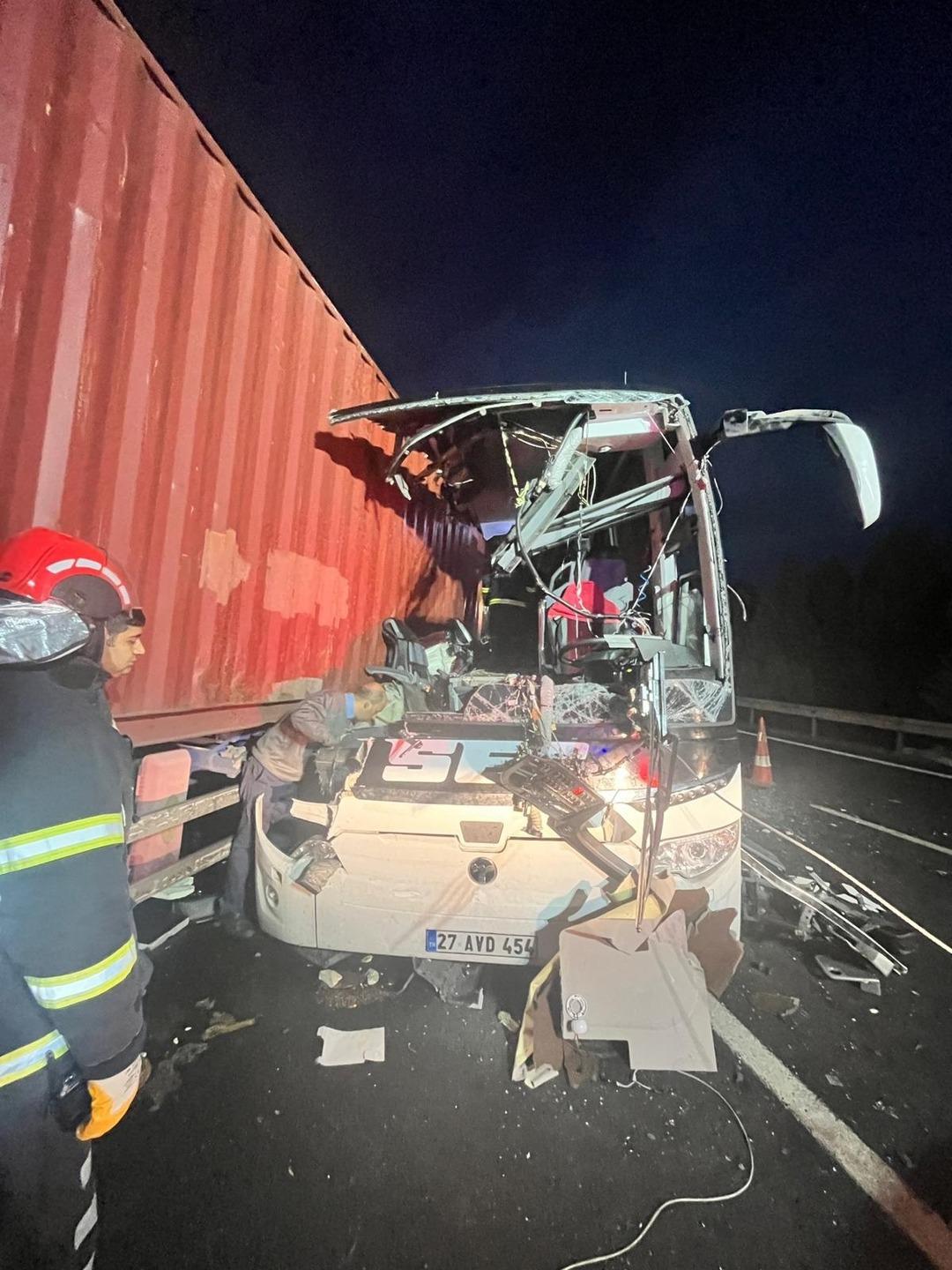 SON DAKİKA | Osmaniye de yolcu otobüsü kaza yaptı! Çok sayıda ölü ve yaralı var 1