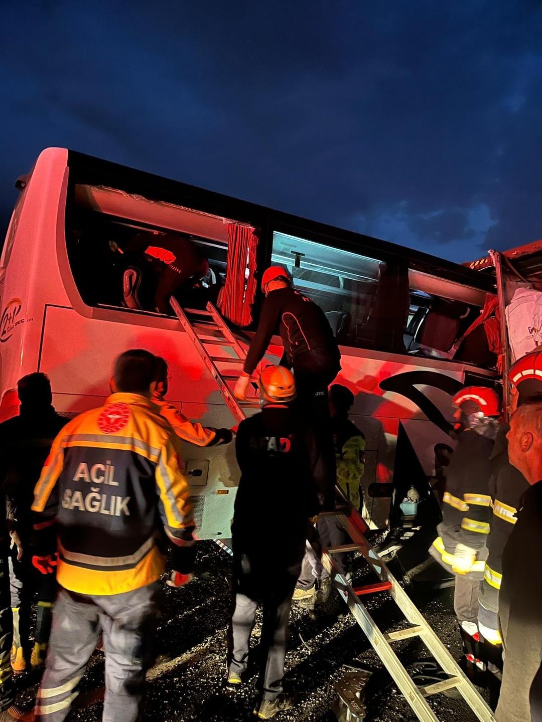 SON DAKİKA | Osmaniye de yolcu otobüsü kaza yaptı! Çok sayıda ölü ve yaralı var 3