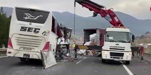 Yolcu otob&uuml;s&uuml; kaza yaptı! &Ccedil;ok sayıda &ouml;l&uuml; ve yaralı var