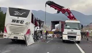 Yolcu otobüsü kaza yaptı! Çok sayıda ölü ve yaralı var