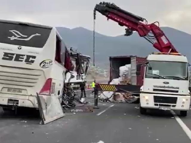 Yolcu otobüsü kaza yaptı! Çok sayıda ölü ve yaralı var