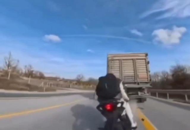 Motosiklet, kamyona arkadan çarptı: 1 yaralı 2