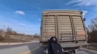 Motosiklet, kamyona arkadan çarptı: 1 yaralı