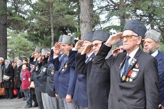 Havacı asker bir eliyle silah tuttu, diğer elini havaya kaldırıp dua etti