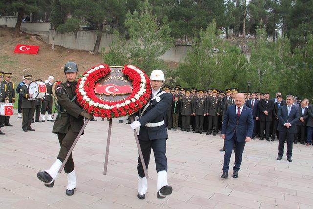 Çanakkale şehitlerini anma töreninde, karanfilden Türk bayrağı