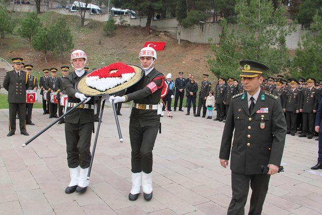 Çanakkale şehitlerini anma töreninde, karanfilden Türk bayrağı