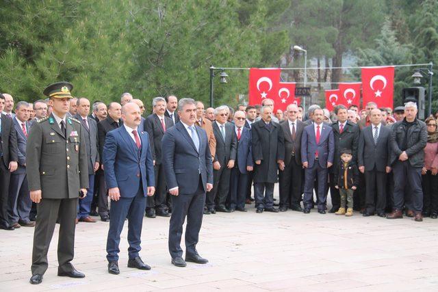 Çanakkale şehitlerini anma töreninde, karanfilden Türk bayrağı