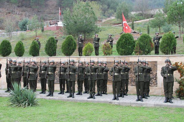 Çanakkale şehitlerini anma töreninde, karanfilden Türk bayrağı