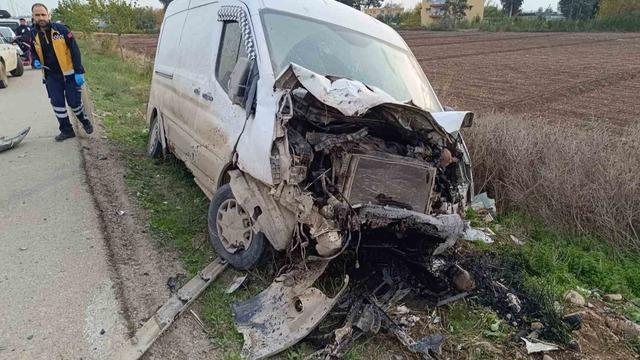 Minibüsle çarpışarak hurdaya dönen TOFAŞ’taki 2 kişi yaralandı 3