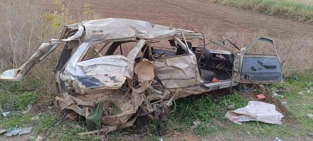 Minibüsle çarpışarak hurdaya dönen TOFAŞ’taki 2 kişi yaralandı 2