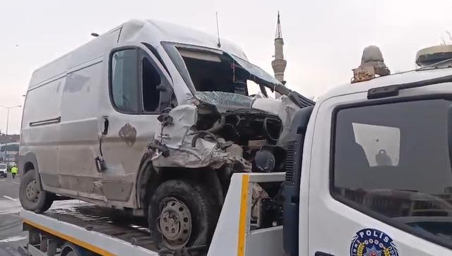 Minibüs ve otomobil çarpıştı: 1 ölü, 3 yaralı 1