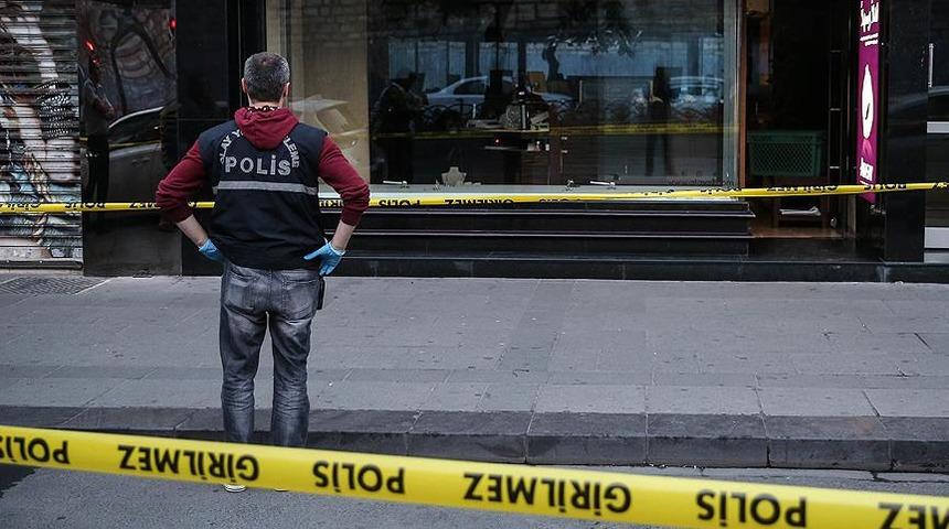 Esenyurt'ta kuyumcu çetesi paniği! Telefonla tehdit, reddedilince kurşun yağdırdılar