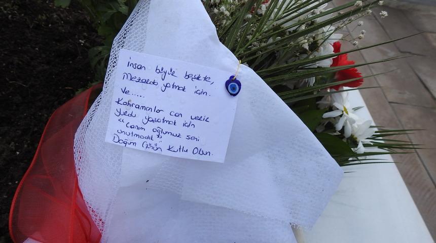 &Ccedil;orum'da şehit mezarlarına duygu y&uuml;kl&uuml; notlar bırakıldı