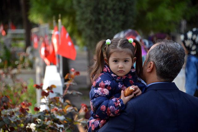 Annesinin kucağında babasının mezarını ziyaret etti