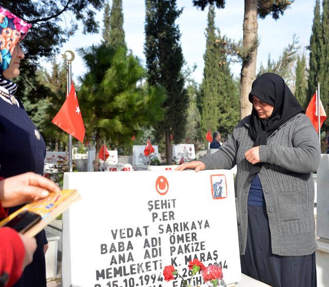 Annesinin kucağında babasının mezarını ziyaret etti