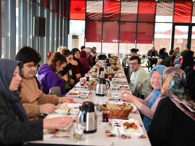Osmangazi’de engelli bireyler ve aileleri kahvaltıda buluştu