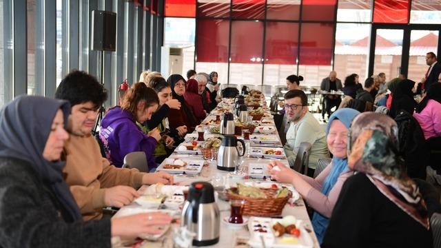 Osmangazi’de engelli bireyler ve aileleri kahvaltıda buluştu