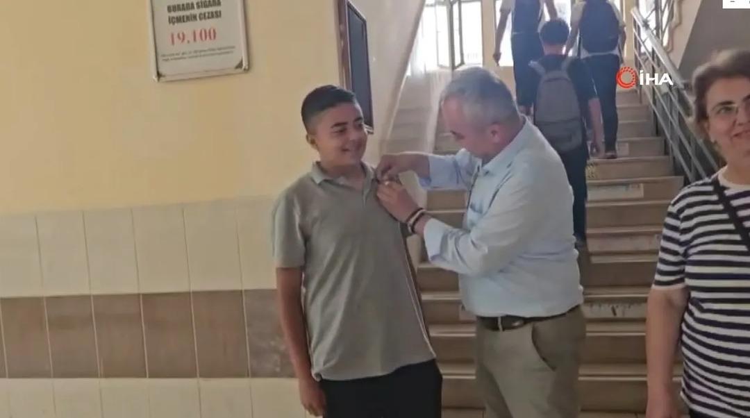 Herkes yanından geçti, o öğrenci durdu! Altını kazandı 1