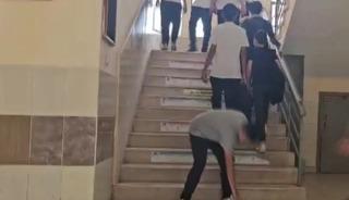 Herkes yanından geçti, o öğrenci durdu! Altını kazandı