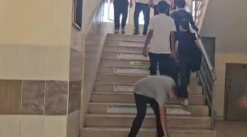 Herkes yanından geçti, o öğrenci durdu! Altını kazandı