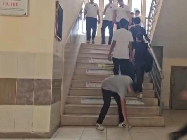 Herkes yanından geçti, o öğrenci durdu! Altını kazandı