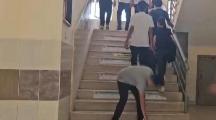 Herkes yanından geçti, o öğrenci durdu! Altını kazandı