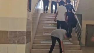 Herkes yanından geçti, o öğrenci durdu! Altını kazandı