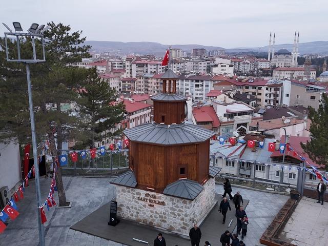 Kaybolan tarihi saat kulesi yeniden inşa edildi
