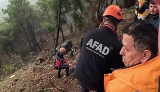 Uçurumdan yuvarlanan sürücüyü AFAD ve itfaiye ekipleri kurtardı