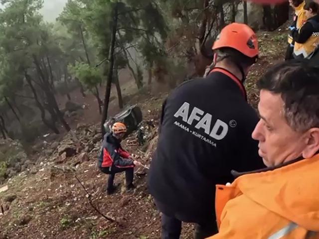 Uçurumdan yuvarlanan sürücüyü AFAD ve itfaiye ekipleri kurtardı