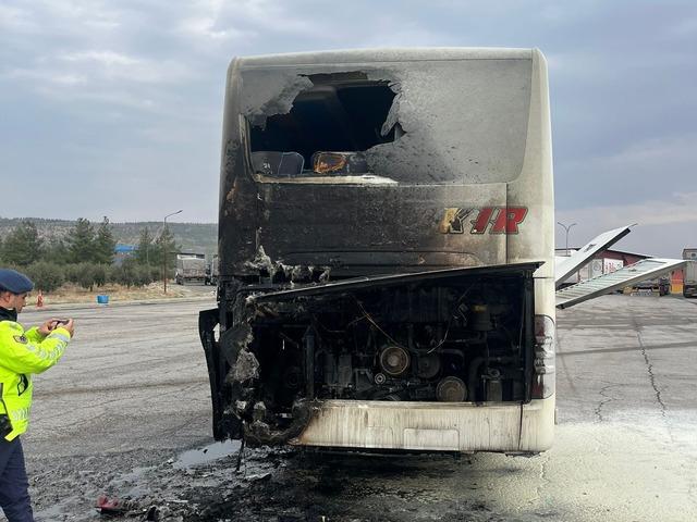 Yolcu otobüsü seyir halindeyken yangın çıktı