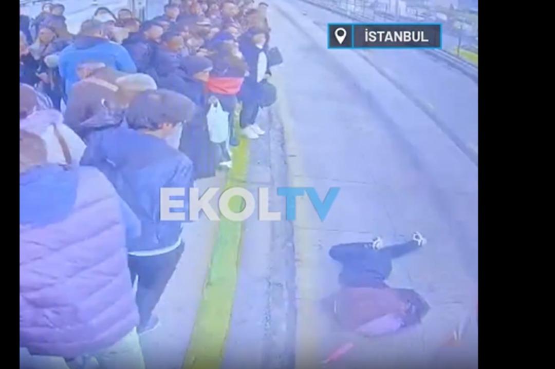 Yer: İstanbul! Genç kız bir anda bayıldı, metrobüsün altında kaldı: Yaşam mücadelesi veriyor 1