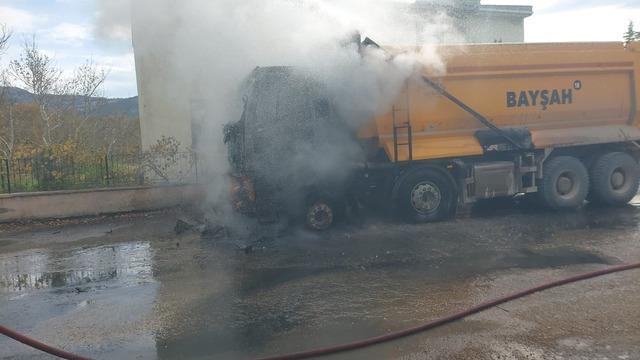 Hafriyat kamyonu küle döndü 1