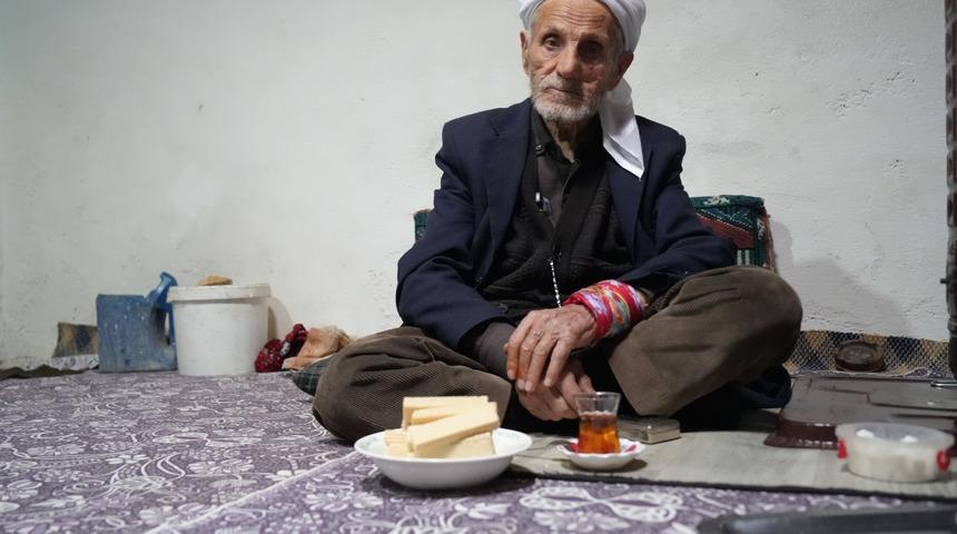 Muşlu Rüstem dede 50 yıldır sadece gofretle besleniyor! "Yokuşa vursa dağa çıkar"