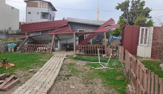 Hatay'da kuvvetli rüzgar çatıları uçurdu