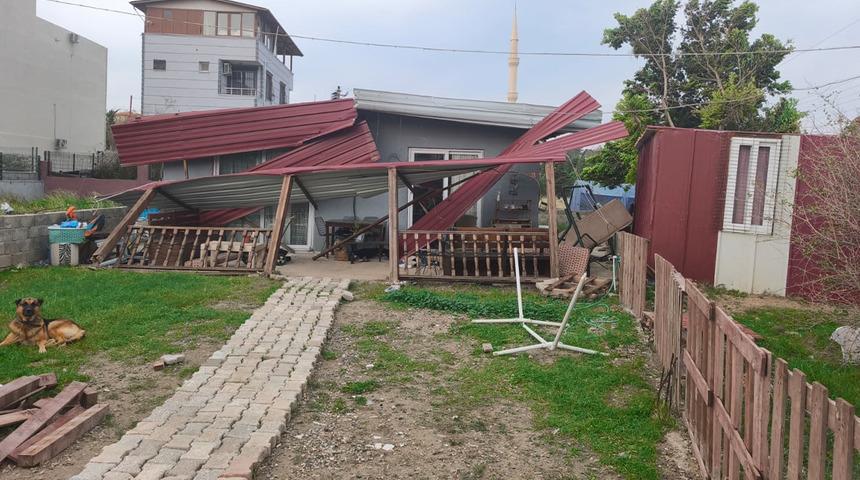 Hatay'da kuvvetli rüzgar çatıları uçurdu