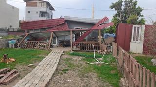 Hatay'da kuvvetli rüzgar çatıları uçurdu