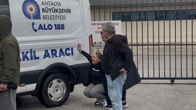 Dereye düşen araçtaki kadının cenazesi teslim alınırken Gitme feryadı yürekleri dağladı