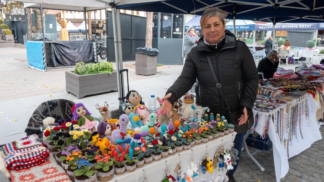 Soğuk havayı el emeği çiçekleriyle ısıtıyor! 2