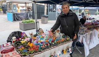 Soğuk havayı el emeği çiçekleriyle ısıtıyor