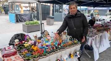 Soğuk havayı el emeği çiçekleriyle ısıtıyor