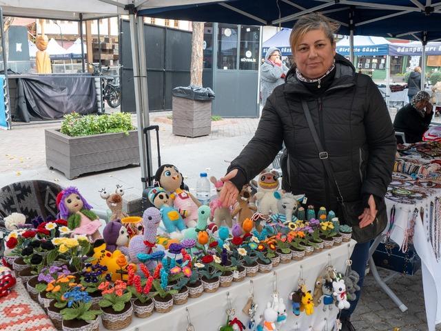 Soğuk havayı el emeği çiçekleriyle ısıtıyor