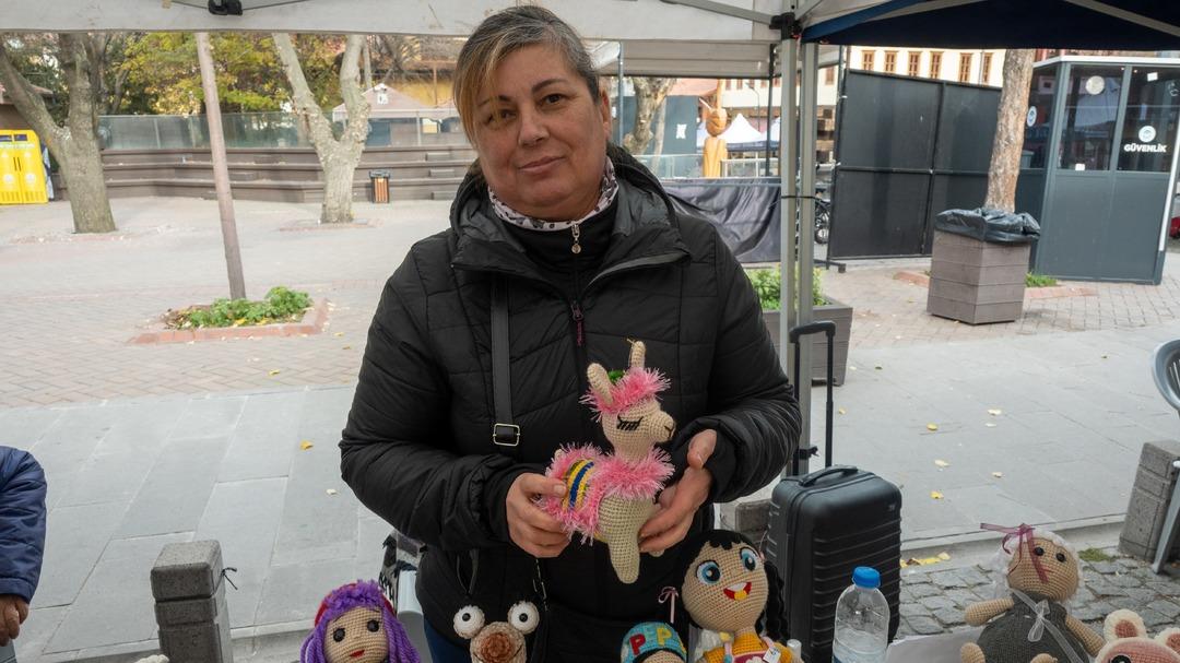 Soğuk havayı el emeği çiçekleriyle ısıtıyor! 1