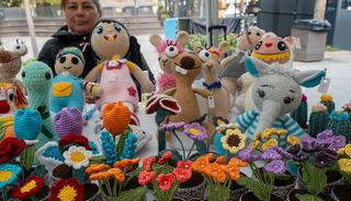 Soğuk havayı el emeği çiçekleriyle ısıtıyor!