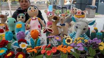 Soğuk havayı el emeği çiçekleriyle ısıtıyor!