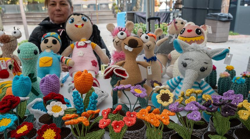 Soğuk havayı el emeği çiçekleriyle ısıtıyor!