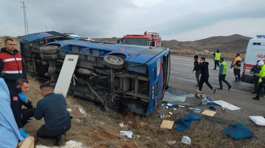 Cezaevi nakil aracı devrildi, aralarında mahkûmların da bulunduğu 5 kişi yaralandı