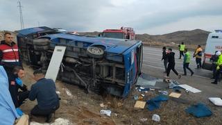 Cezaevi nakil aracı devrildi, aralarında mahkûmların da bulunduğu 5 kişi yaralandı