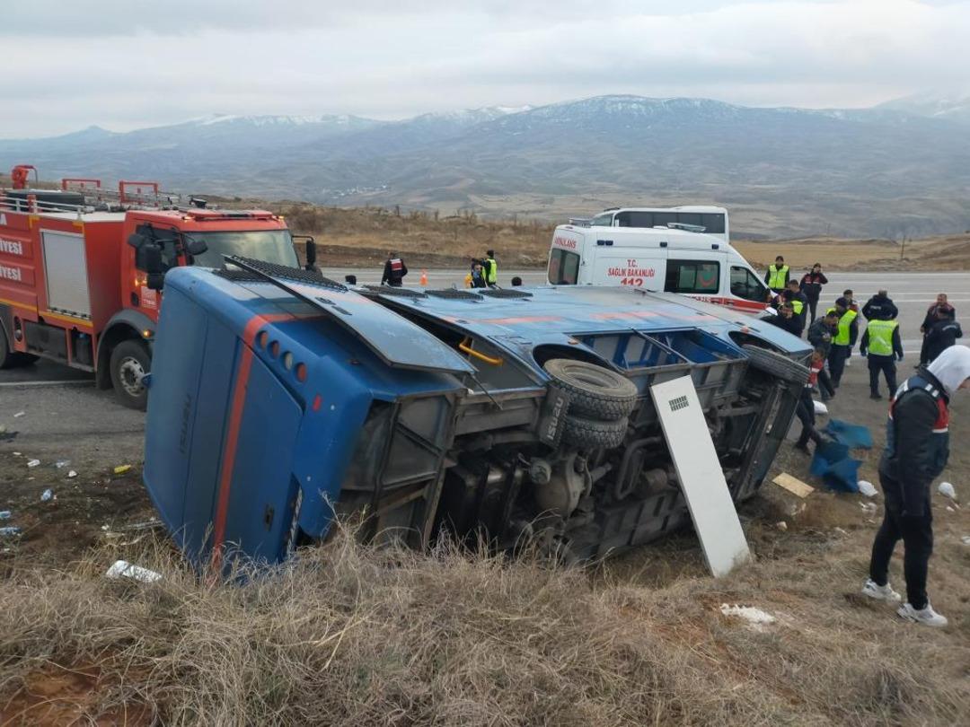 Cezaevi nakil aracı devrildi, aralarında mahkûmların da bulunduğu 5 kişi yaralandı 1