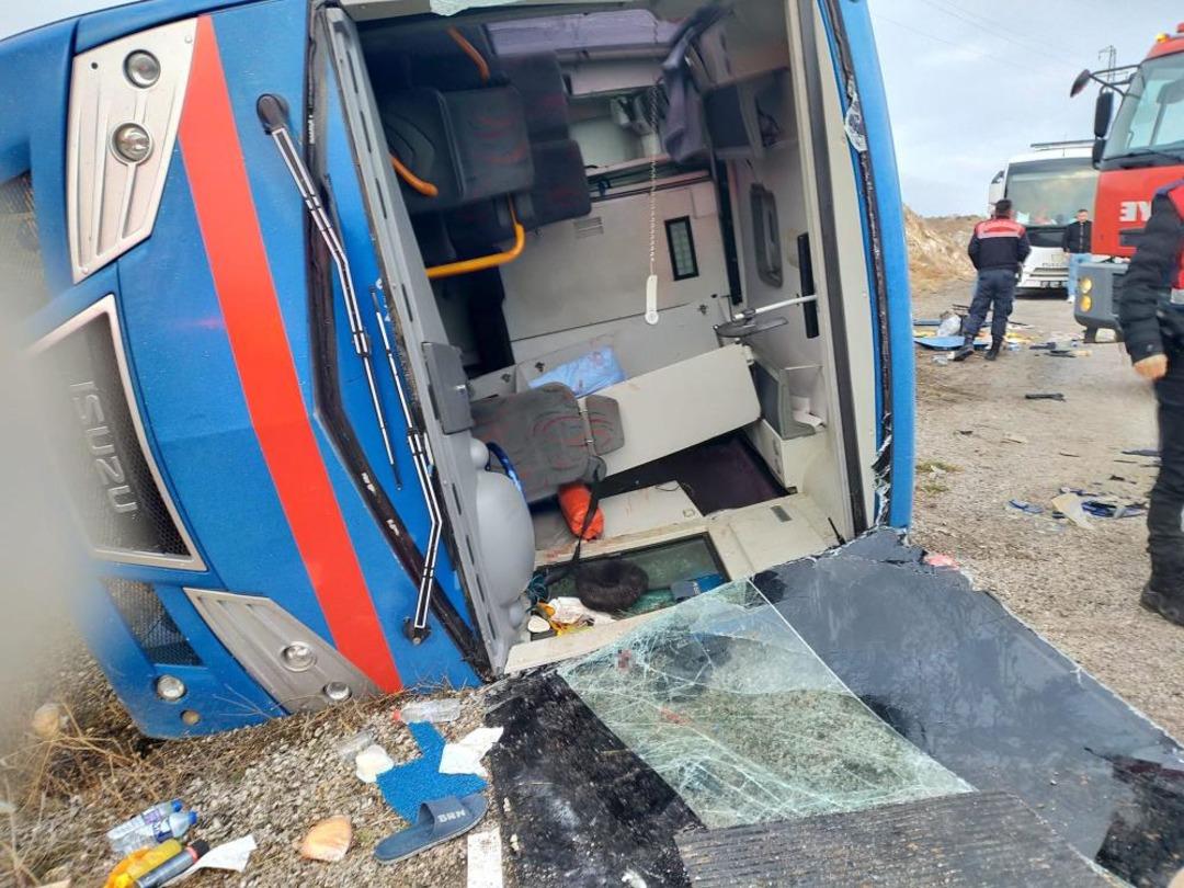 Cezaevi nakil aracı devrildi, aralarında mahkûmların da bulunduğu 5 kişi yaralandı 2